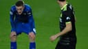 Jamie Vardy, de uniforme azul do Leicester, curvado em campo durante partida contra o Chelsea, foto de arquivo