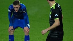 Jamie Vardy, de uniforme azul do Leicester, curvado em campo durante partida contra o Chelsea, foto de arquivo