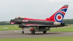 Caça Eurofighter Typhoon da Força Aérea Real britânica taxiando em pista de aeroporto