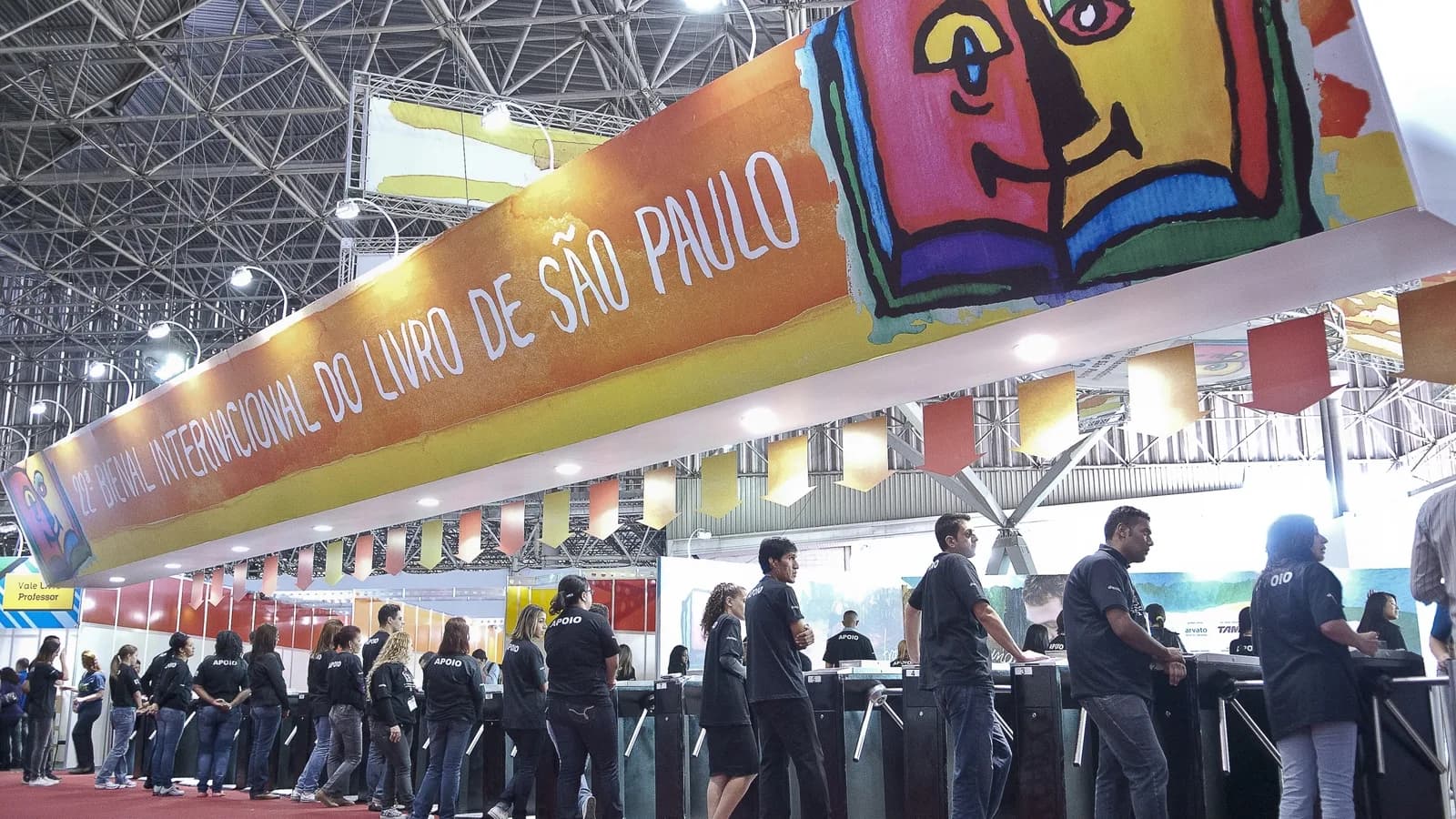 Entrada da Bienal Internacional do Livro de São Paulo, com público em fila