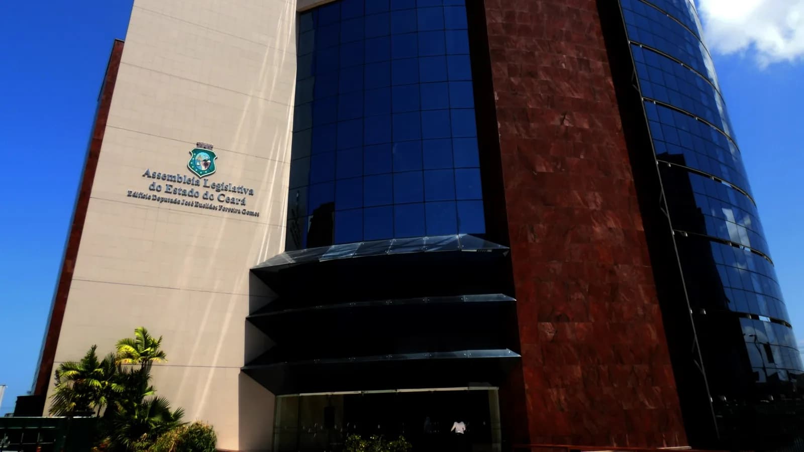 Fachada do edifício da Assembleia Legislativa do Estado do Ceará, em Fortaleza