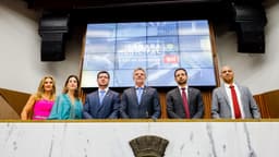 Juliano Lopes ao lado de outros vereadores no plenário da Câmara Municipal de Belo Horizonte, em foto de arquivo da posse da Mesa Diretora