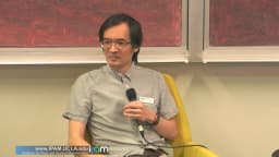 O matemático Terence Tao fala ao microfone durante evento acadêmico