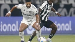 Jogador do Atlético-MG disputa bola em partida do Campeonato Brasileiro (foto de arquivo)