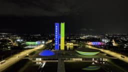 Congresso Nacional iluminado à noite em referência ao Pacto Nacional Brasil de Enfrentamento ao Feminicídio