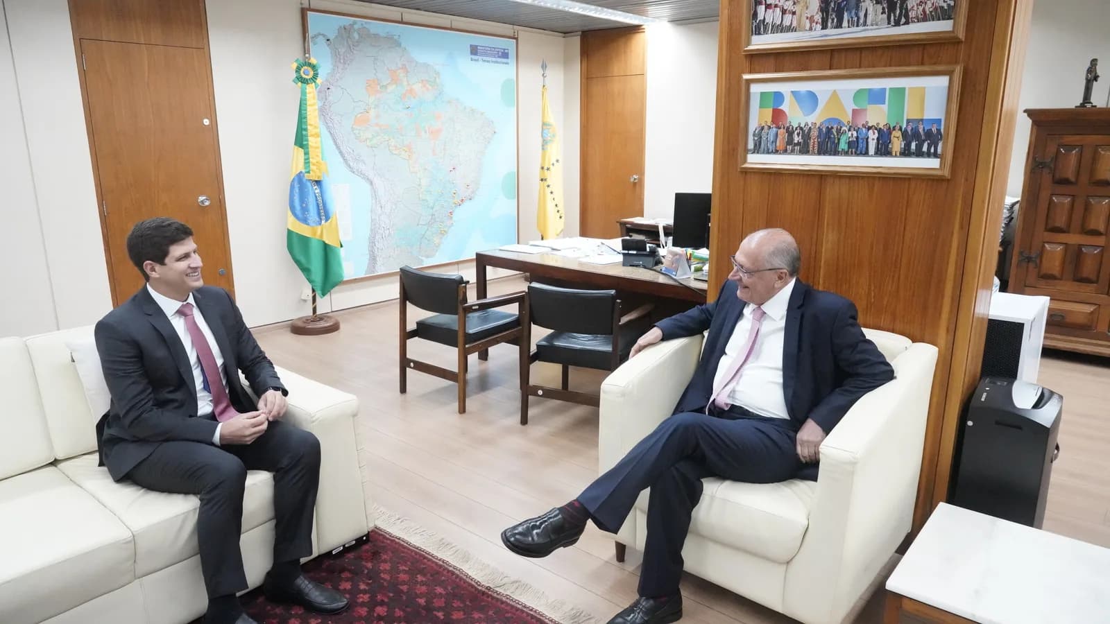 João Campos, candidato ao governo de Pernambuco, em reunião oficial