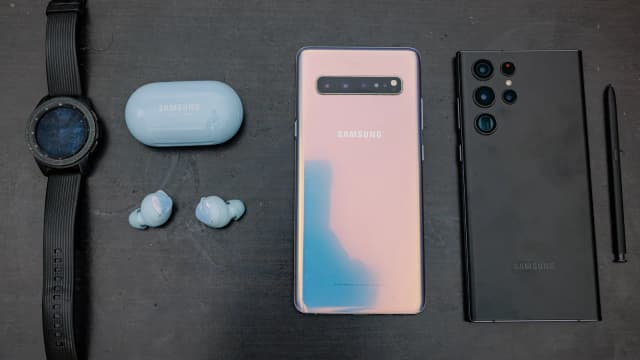 Linha de smartphones e acessórios Samsung Galaxy expostos lado a lado (foto de arquivo)