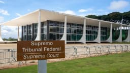 Fachada do Supremo Tribunal Federal, em Brasília, com grades de segurança