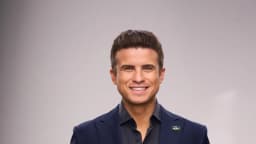 Retrato oficial de André Marinho, candidato do Novo ao governo do Rio de Janeiro, sorrindo de terno azul-marinho