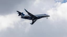 Jato executivo Embraer Praetor 600 em voo, com matrícula brasileira PR-ZTX
