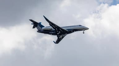 Jato executivo Embraer Praetor 600 em voo, com matrícula brasileira PR-ZTX