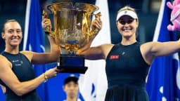 Luisa Stefani e Gabriela Dabrowski seguram troféu em comemoração a título de duplas