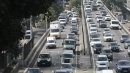 Trânsito intenso de carros em via expressa de São Paulo