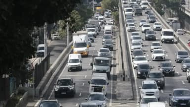 Trânsito intenso de carros em via expressa de São Paulo