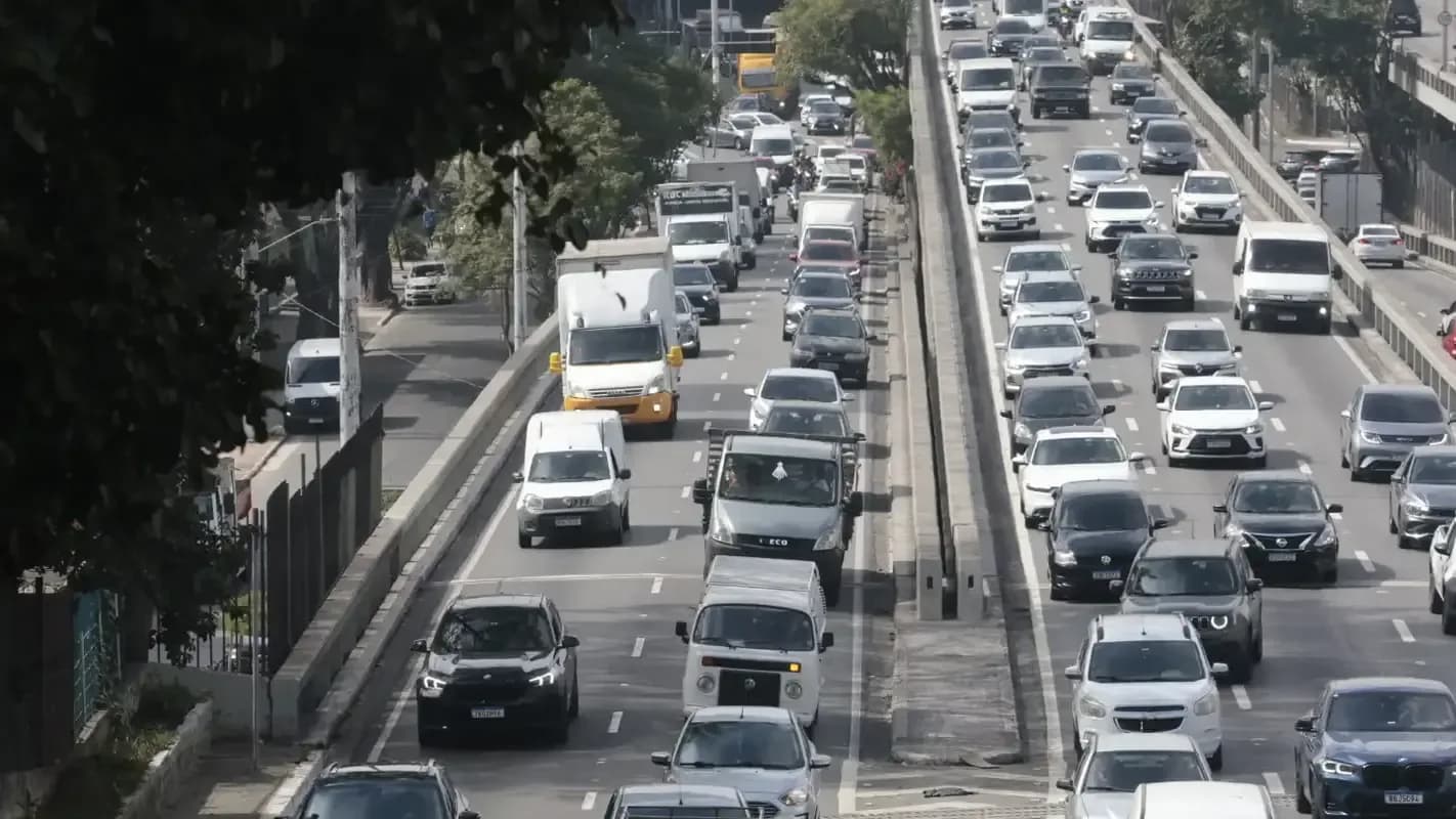 Trânsito intenso de carros em via expressa de São Paulo