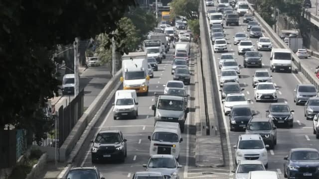 Trânsito intenso de carros em via expressa de São Paulo