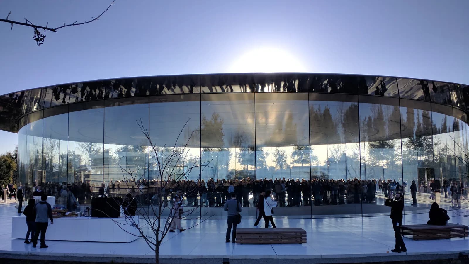 Fachada de vidro do Steve Jobs Theater, no Apple Park, com multidão reunida do lado de dentro (foto de arquivo)