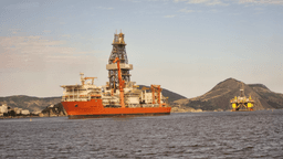 Navio-sonda de perfuração a serviço da Petrobras navegando perto de Niterói (RJ), imagem de arquivo ilustrativa
