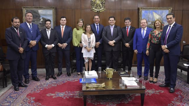 Davi Alcolumbre em reunião com parlamentares no Senado Federal