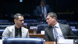 O senador Cleitinho (Republicanos-MG) no plenário do Senado, ao lado do senador Sergio Moro (foto de arquivo)