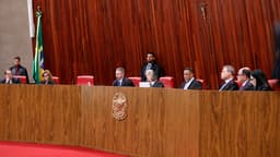Ministros do TSE reunidos em sessão plenária no plenário do tribunal, em Brasília