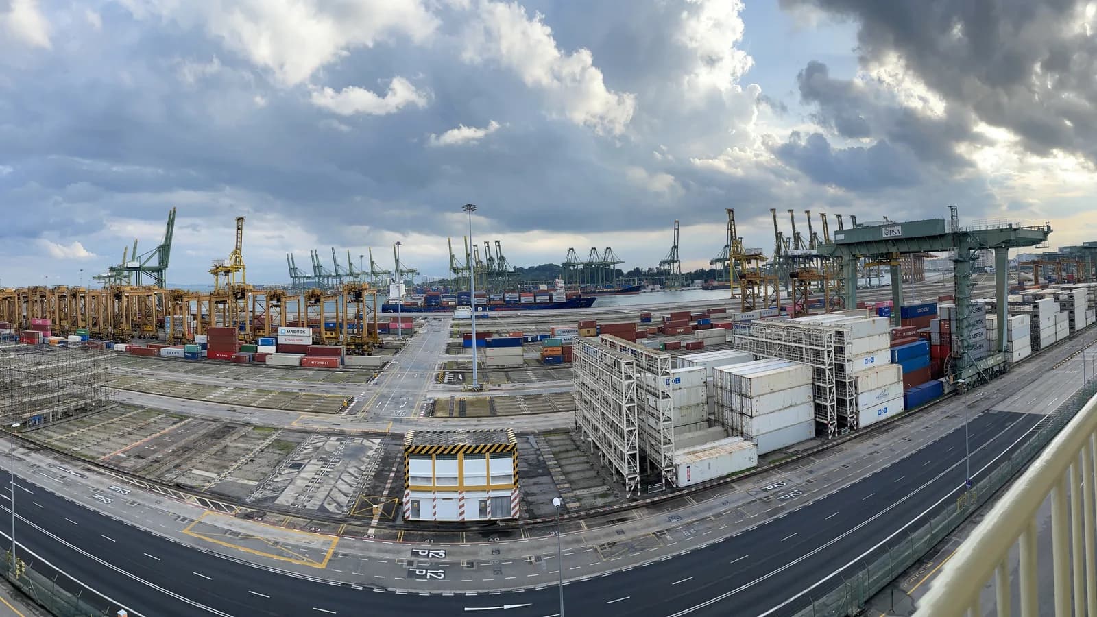 Terminal de contêineres em porto, usado para ilustrar o comércio exterior