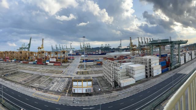 Terminal de contêineres em porto, usado para ilustrar o comércio exterior