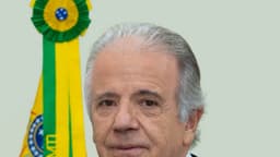 Retrato oficial do ministro da Defesa, José Múcio Monteiro, com a faixa do cargo