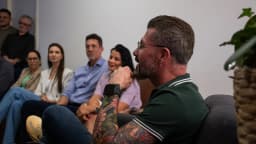 O deputado federal Luciano Zucco (PL) conversa com apoiadores durante reunião em Novo Hamburgo (RS)