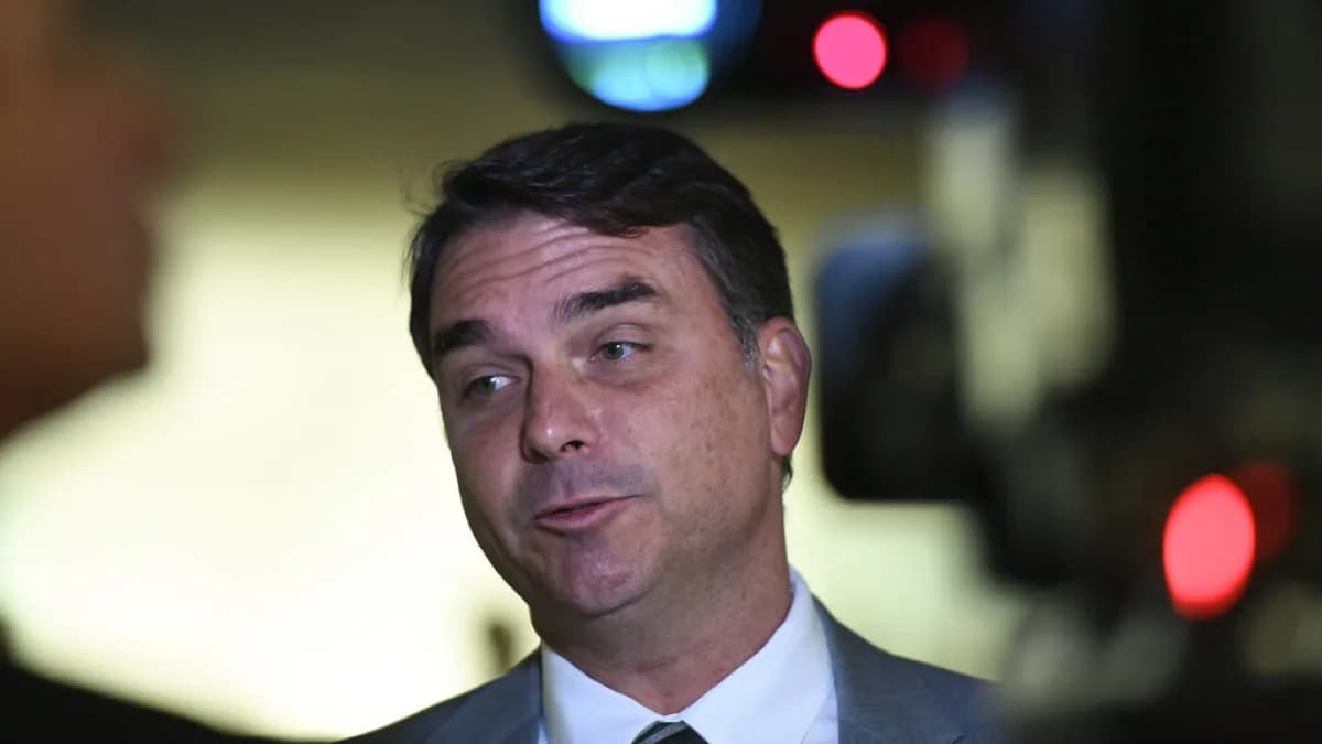 Flávio Bolsonaro fala com jornalistas em área interna do Senado