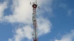 Torre de telefonia celular contra o céu, em foto de arquivo