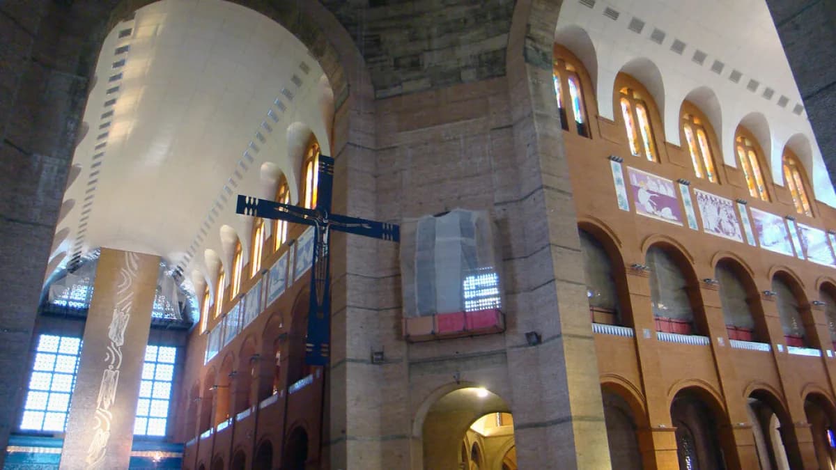 Interior da Basílica Nacional de Nossa Senhora Aparecida, com altar e colunas em arquitetura de concreto
