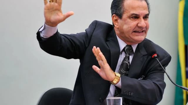 Pastor Silas Malafaia gesticula durante entrevista