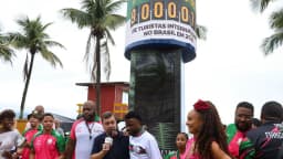 Público reunido em frente a totem comemorativo de recorde de turistas internacionais em Copacabana, Rio de Janeiro