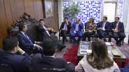 Davi Alcolumbre conversa com parlamentares em sala de reunião do Senado