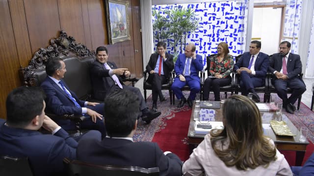 Davi Alcolumbre conversa com parlamentares em sala de reunião do Senado