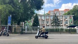 Fachada da Embaixada do Brasil em Pequim, na China, com bandeira brasileira hasteada