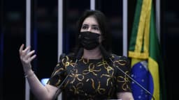 A senadora Simone Tebet discursa em plenário, com a bandeira do Brasil ao fundo
