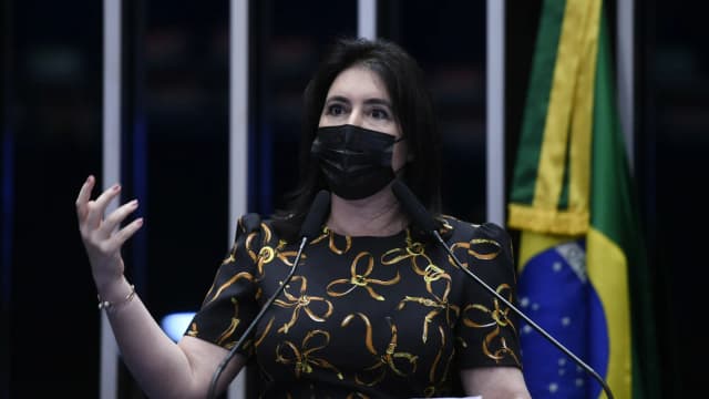 A senadora Simone Tebet discursa em plenário, com a bandeira do Brasil ao fundo