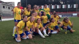 Jogadoras da seleção brasileira feminina sub-17 reunidas em campo, com uniforme verde e amarelo