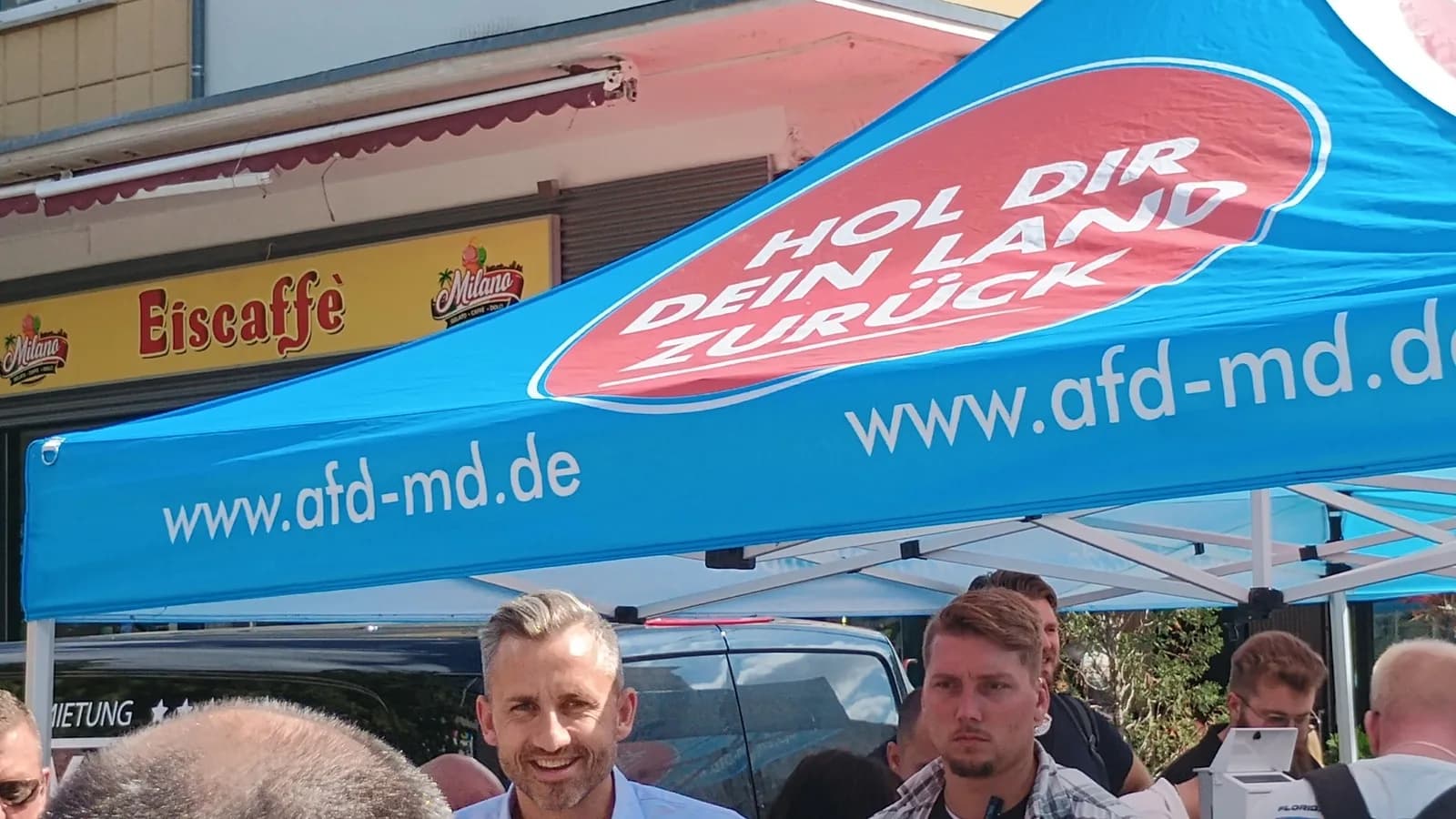 Ulrich Siegmund, candidato-líder da AfD, sorri em evento de campanha da legenda na Alemanha