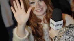 Marina Ruy Barbosa acena e sorri para fotógrafos em evento de moda
