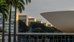 Fachada do Congresso Nacional ao entardecer, em Brasília