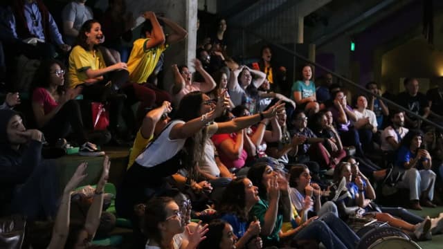 Torcida vibra nas arquibancadas em jogo de futebol feminino em São Paulo