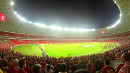 Estádio Beira-Rio lotado com torcedores do Internacional durante uma partida