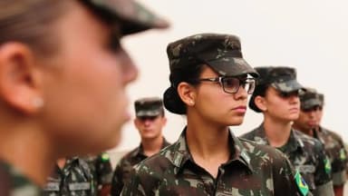 Recrutas mulheres do Exército brasileiro perfiladas, uniformizadas, durante formatura