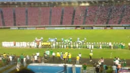 Times perfilados no gramado do Parque do Sabiá antes de partida, em foto de arquivo