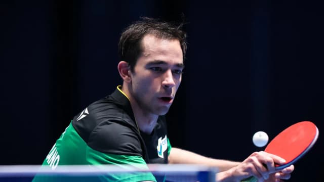 Hugo Calderano rebate a bola durante partida no WTT Champions Macau
