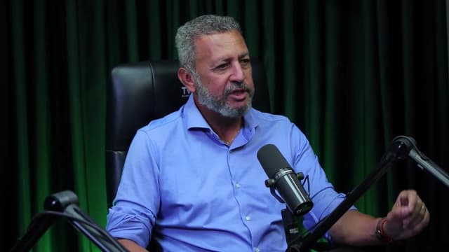 Ricardo Pereira gesticula ao falar sobre planejamento financeiro durante entrevista no estúdio da TV Sim Brasil