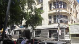 Fachada do prédio da Polícia Civil do Ceará, em Fortaleza, com placa da instituição na entrada